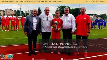 Na zdjęciu znajduje się Burmistrz Miasta i Gminy Busko-Zdrój wraz z działaczami Świętokrzyskiego Związku Piłki Nożnej oraz Cyprian Popielec uhonorowany statuetką dla najlepszego zawodnika turnieju.