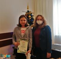 wspólne zdjęcie Doroty Sroki - Sekretarz UMiG Busko-Zdrój oraz jednego z Laureatów konkursu DBAMY O KLIMAT