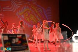 Pokaz dziecięcej grupy tanecznej na scenie BSCK