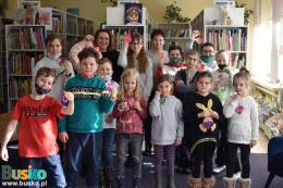 Na zdjęciu dzieci uczestniczące w zajęciach feryjnych w Miejsko-Gminnej Bibliotece Publicznej w Busku-Zdroju