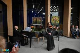Na zdjęciu Paweł Korepta (pianino) oraz Julia Korepta (skrzypce) podczas koncerty Młoda Klasyka