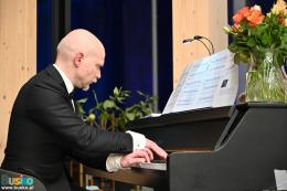 Na zdjęciu Paweł Korepta grający na fortepianie podczas koncertu Młoda Klasyka