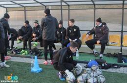 Na zdjęciu widoczni są zawodnicy klubu Rozwój Katowice przygotowujący się do treningu