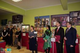 NA zdjęciu uczestnicy otwarcia wystawy Szopek Krakowskich