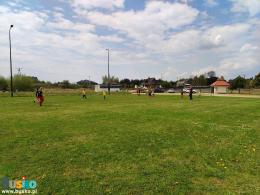 Zdjęcie przedstawia rozgrywki piłkarskie podczas pikniku