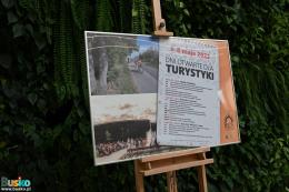 Na zdjęciu plansza promocyjna Otwartych Dni dla Turystyki  w kompleksie #TężniaBusko