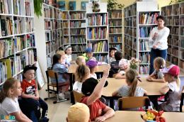 Przedszkolaki biorą udział w lekcjach bibliotecznych