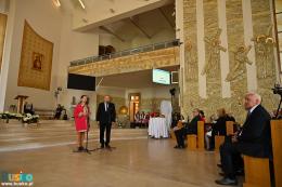 Uroczystość prowadziła Katarzyna Legawiec i Jarosław Zatorski. Stoją przed ołtarzem kościelnym