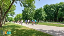 Uczestnicy rajdu rowerowego jadący alejami parku