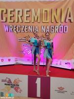 Dwie tancerki Perfekta Master pozują do zdjęć na podium