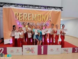 Grupa tancerek Perfekta Master pozuje do zdjęć na podium