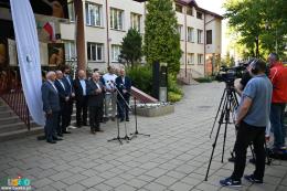 Na zdjęciu członkowie Kapituły Festiwalu im. K Jamroz przed budynkiem BSCK. Przemawia poseł Krzysztof Lipiec