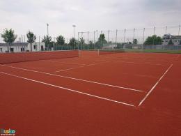 Zdjęcie przedstawia korty tenisowe na Stadionie Miejskim po renowacji 