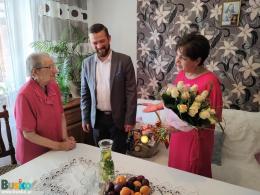 zdjęcie z urodzinowych odwiedzin przedstawicieli Urzędu Miasta i Gminy w Busku-Zdroju