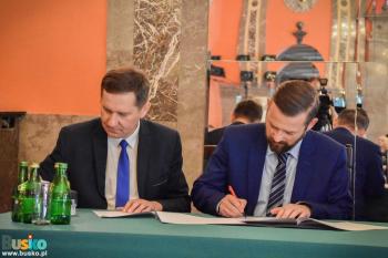 zdjęcie ilustruje podpisanie umowy pomiędzy Gminą Busko-Zdrój a Zarządem Województwa Świętokrzyskiego na dofinansowanie modernizacji drogi w miejscowości Widuchowa