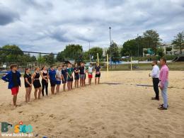 Na zdjęciu widoczni są zawodnicy podczas młodzieżowego turnieju w piłkę siatkową-plażową podczas otwarcia turnieju przez Zastępcę Burmistrza i Dyrektora BOSIR 