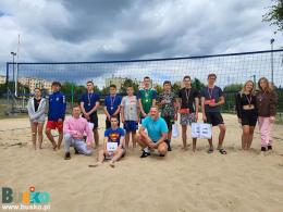 Na zdjęciu widoczni są zawodnicy podczas młodzieżowego turnieju w piłkę siatkową-plażową po zakończeniu turnieju 