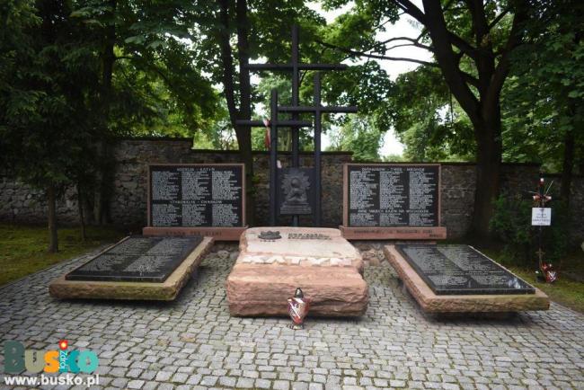 Pomnik Katyński na Cmentarzu Partyzanckim w Kielcach. Autor zdjęcia - Dariusz Skrzyniarz