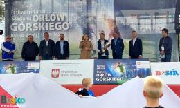  Minister Anna Krupka przemawia podczas Festiwalu Piłkarskiego Śladami Orłów Górskiego w Busku-Zdroju
