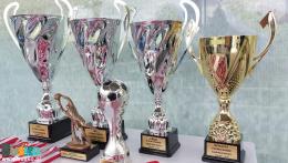Puchary  dla zwycięzców Festiwalu Piłkarskiego Śladami Orłów Górskiego w Busku-Zdroju