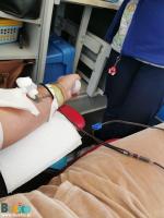 uczestnik akcji oddaje krew