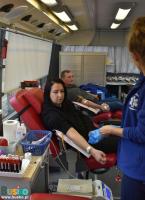 uczestnicy akcji oddają krew