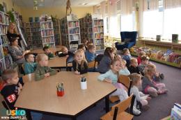 dzieci uczestniczące w spotkaniu w Bibliotece 
