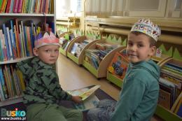 dzieci uczestniczące w spotkaniu w Bibliotece 