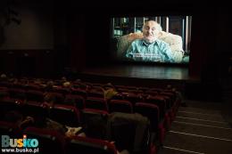 Publiczność kinowa, w tle kadr z filmu Żeby zdążyć opowiedzieć