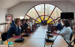 : zdjęcie przedstawia posiedzenie pierwszej sesji Młodzieżowej Rady Miasta i Gminy Busko-Zdrój.