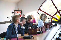 : zdjęcie przedstawia posiedzenie pierwszej sesji Młodzieżowej Rady Miasta i Gminy Busko-Zdrój.