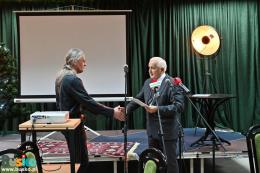 Burmistrz Waldemar Sikora wręcza jedna z nagród podczas  wernisażu Przeglądu Ponidzie w klubie Stradivarius