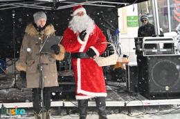 Dyrektor BSCK Maria Wiśniewska oraz człowiek w przebraniu Świętego Mikołaja podczas  kiermaszu świątecznego na Placu Zwycięstwa