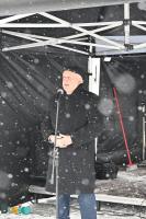 Burmistrz Waldemar Sikora przemawia podczas  kiermaszu świątecznego na Placu Zwycięstwa