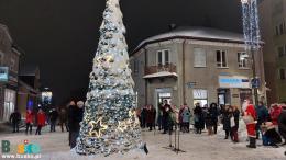 Uczestnicy inauguracji wokół świątecznej udekorowanej choinki na placu Zwycięstwa