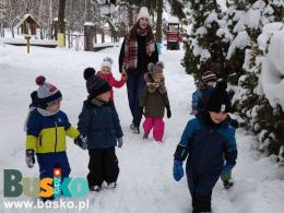 Przedszkolaki na spacerze w zimowej aurze