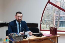 Zdjęcie przedstawia Zastępcę Burmistrza Michała Marońskiego podczas obrad członków Rady Młodzieżowej Miasta i Gminy Busko-Zdrój
