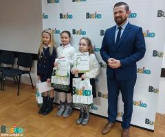 Grupa uczniów - laureatów konkursu z Zastępcą Burmistrza Michałem Marońskim