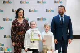 Grupa uczniów - laureatów konkursu z wychowawczynią oraz z zastępcą Burmistrza Michałem Marońskim