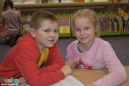 Dzieci uczestniczące w zajęciach w bibliotece