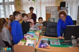 Dzieci uczestniczące w zajęciach w bibliotece wraz z opiekunem