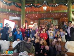 Grupa dzieci w wiosce Świętego Mikołaja