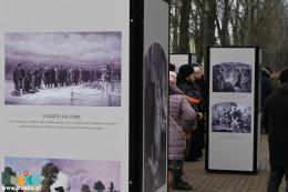 Otwarcie wystawy poświęconej Powstaniu Styczniowemu. Na zdjęciu plansze z reprodukcjami grafik Artura Grottgera