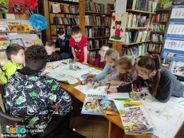 Dzieci uczestniczące w feryjnych zajęciach w bibliotece