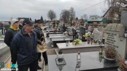 uczestnicy gry terenowej na temat Wojtka Belona  przy jego mogile na cmentarzu  w  Busku-Zdroju