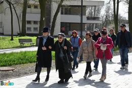 Uczestnicy Marszu Katyńskiego na terenie Parku Zdrojowego