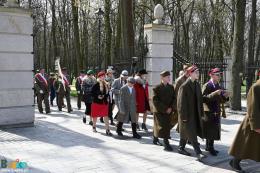Uczestnicy Marszu Katyńskiego wychodzą przez bramę Parku Zdrojowego