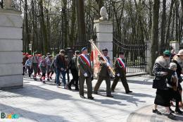 Uczestnicy Marszu Katyńskiego wychodzą przez bramę Parku Zdrojowego