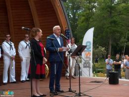 Burmistrz Waldemar Sikora przemawia podczas otwarcia koncertu