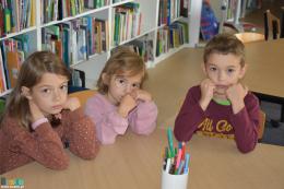 dzieci podczas zajęć bibliotecznych
